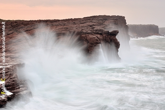 Onde sulla costa sulcitana